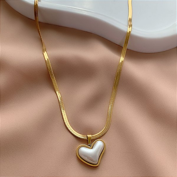 COLAR FITA FINA COM PINGENTE DE CORAÇÃO PEROLADO DOURADO AÇO 316L⭐️