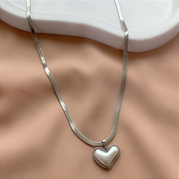 COLAR FITA FINA COM PINGENTE DE CORAÇÃO PEROLADO AÇO 316L⭐️