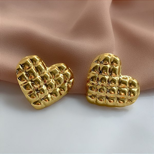 BRINCO CORAÇÃO MATELASSÊ DOURADO AÇO 316L⭐️