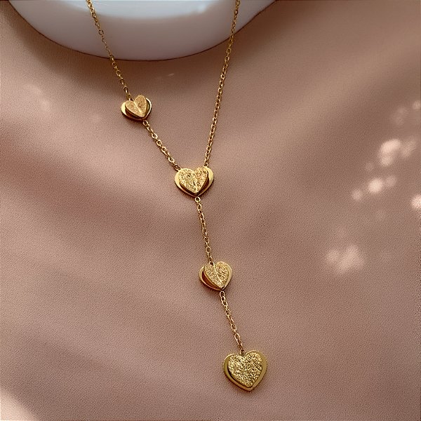 COLAR GRAVATINHA CORAÇÕES TEXTURIZADOS DOURADO AÇO 316L⭐️