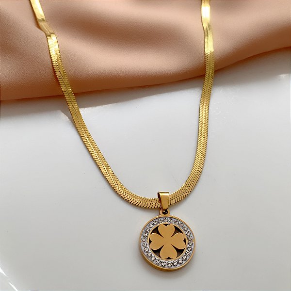 COLAR FITA FINA PINGENTE PLAQUINHA TREVO LISO BORDA ZIRCÔNIAS DOURADO AÇO 316L⭐️