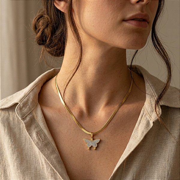 COLAR FITA FINA PINGENTE BORBOLETA ZIRCÔNIAS DOURADO AÇO 316L⭐️