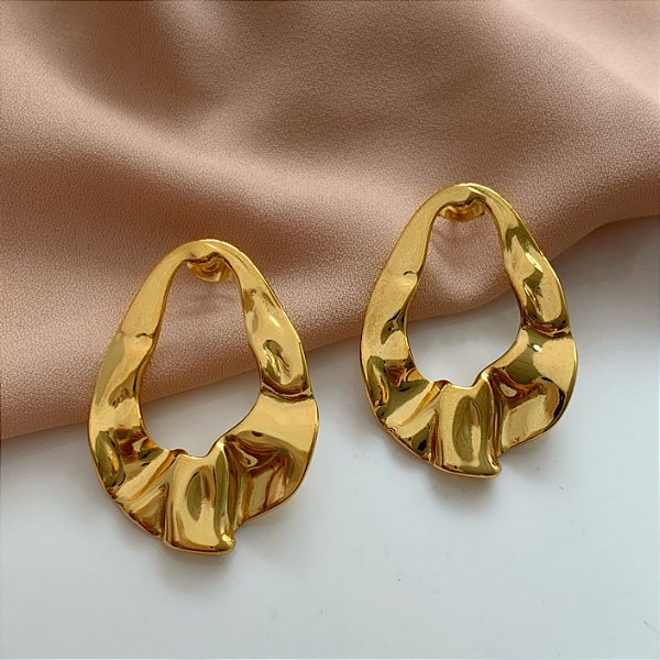 BRINCO GOTA VAZADA MARTELADA DOURADO AÇO 316L⭐️