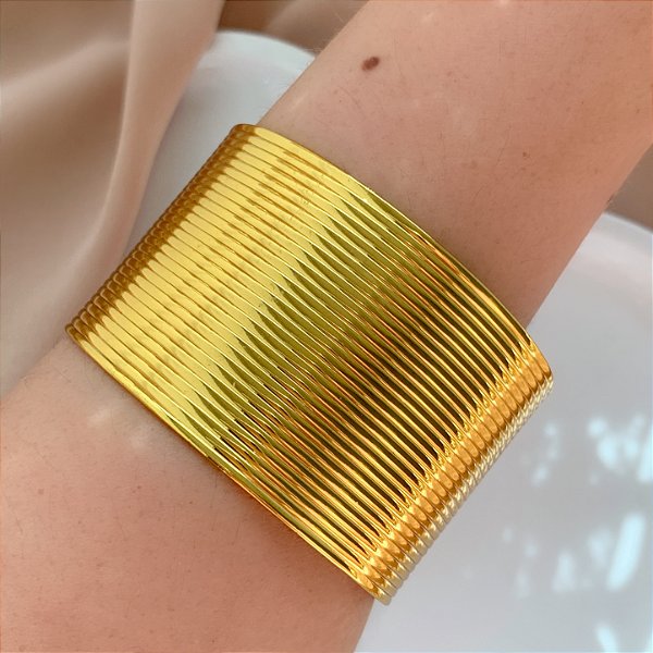 BRACELETE GROSSO FIOS DESENHADOS DOURADO AÇO 316L⭐️