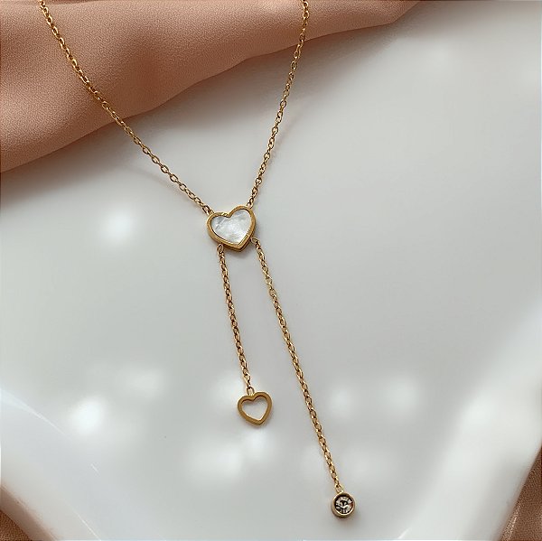 COLAR GRAVATINHA CORAÇÃO RESINADO BRANCO PONTA DUPLA DOURADO AÇO 316L⭐️