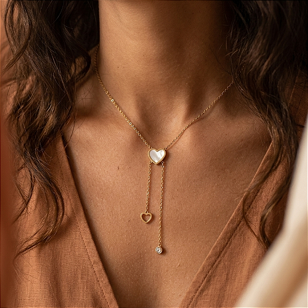 COLAR GRAVATINHA CORAÇÃO RESINADO BRANCO PONTA DUPLA DOURADO AÇO 316L⭐️