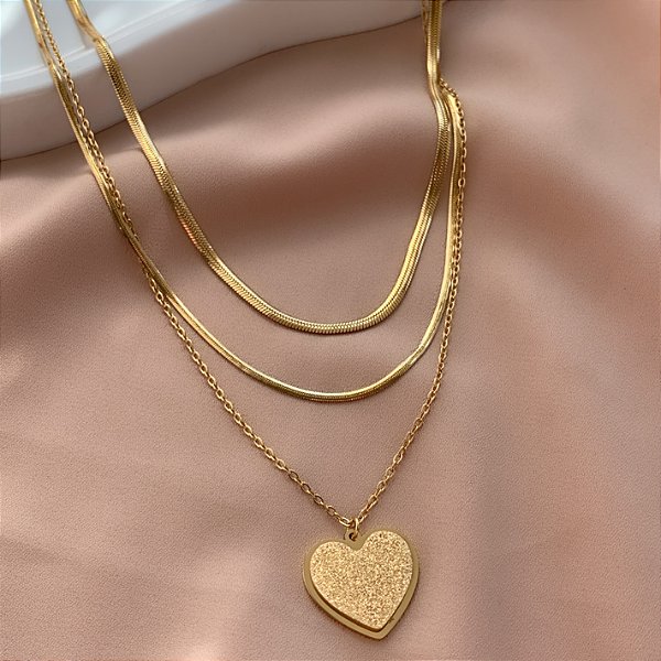 COLAR TRIPLO CORRENTES DIVERSAS PINGENTE CORAÇÃO TEXTURIZADO DOURADO AÇO 316L⭐️