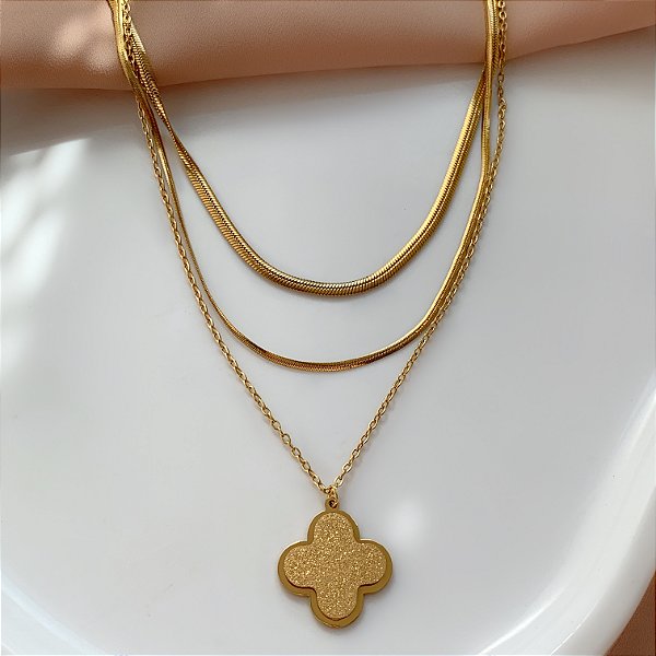 COLAR TRIPLO CORRENTES DIVERSAS PINGENTE TREVO TEXTURIZADO DOURADO AÇO 316L⭐️