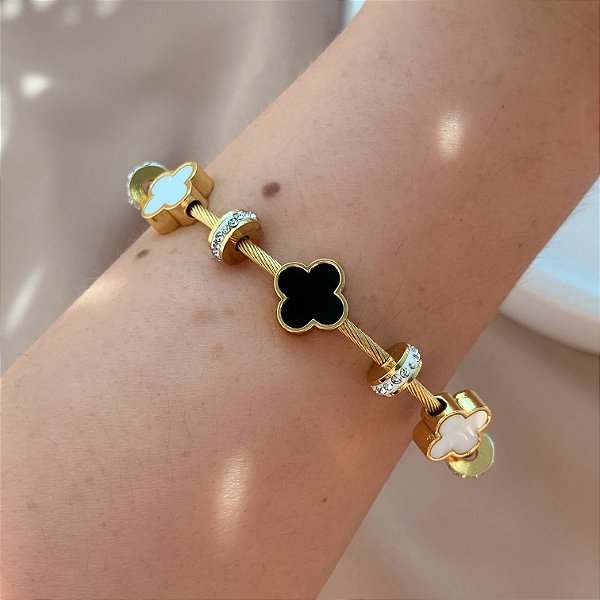 PULSEIRA / BRACELETE TREVOS RESINADOS PRETO E BRANCO DETALHE ZIRCÔNIAS DOURADO AÇO 316L⭐️