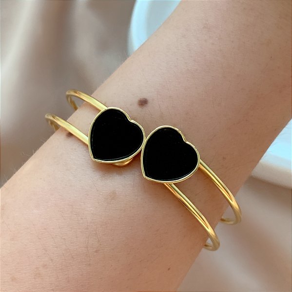 PULSEIRA / BRACELETE FIO DUPLO CORAÇÕES RESINADOS PRETOS DOURADO AÇO 316L⭐️
