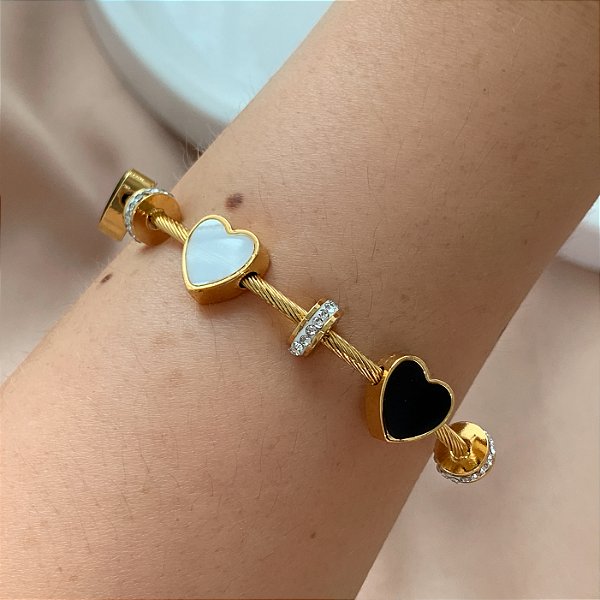 PULSEIRA / BRACELETE CORAÇÕES RESINADOS PRETO E BRANCO DETALHE ZIRCÔNIAS DOURADO AÇO 316L⭐️
