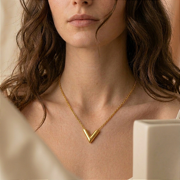 COLAR DELICADO PINGENTE "V" DOURADO AÇO 316L⭐️