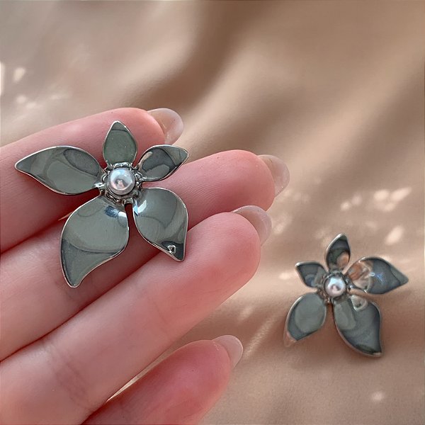 BRINCO FLOR ELEGANTE COM PÉROLA AÇO 316L ⭐️