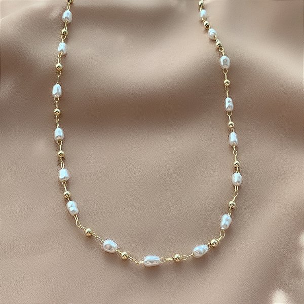 COLAR MINI PÉROLAS ORGÂNICAS E BOLINHAS FOLHEADO A OURO 18K⭐