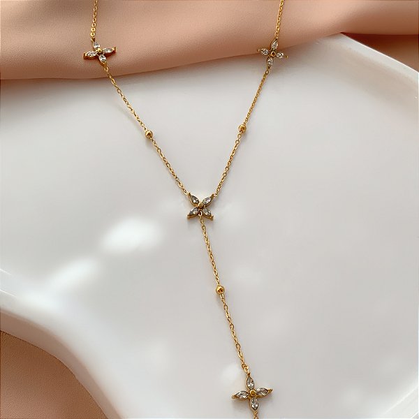 COLAR GRAVATINHA TREVOS ZIRCÔNIAS CRISTAIS DOURADO AÇO 316L⭐️