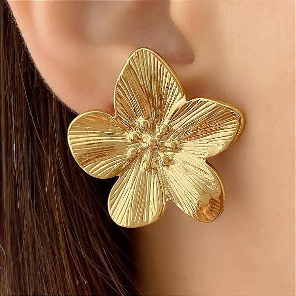 BRINCO FLOR DOURADO AÇO 316L⭐️