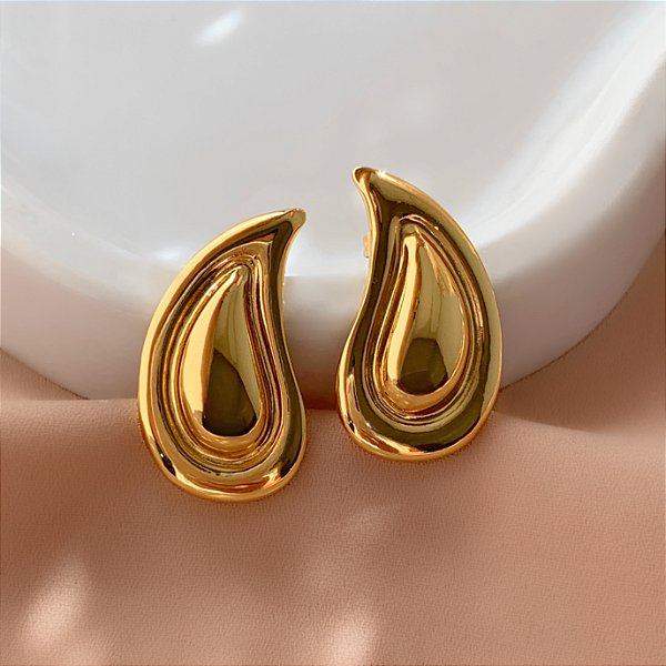 BRINCO VÍRGULA MEIO BOLEADO DOURADO AÇO 316L⭐️