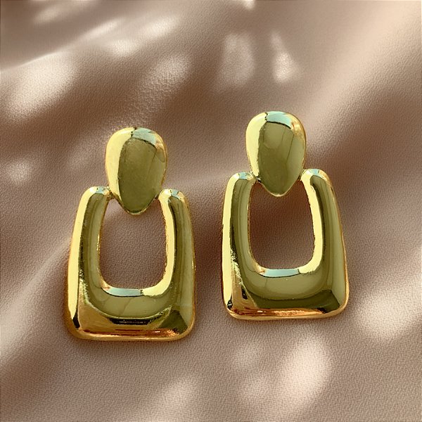 BRINCO RETANGULAR BOLEADO DETALHE GOTA LISA DOURADO AÇO 316L⭐️