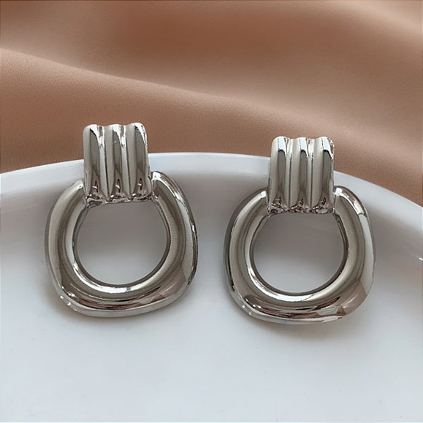 BRINCO QUADRADO VAZADO BOLEADO DETALHE FIOS VERTICAIS AÇO 316L⭐️