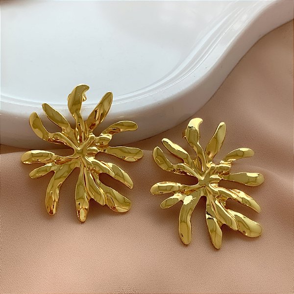 BRINCO FLOR PÉTALAS DESALINHADAS DOURADO AÇO 316L⭐️