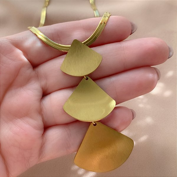 COLAR FITA FINA PINGENTES LEQUES LISOS DOURADO AÇO 316L⭐️