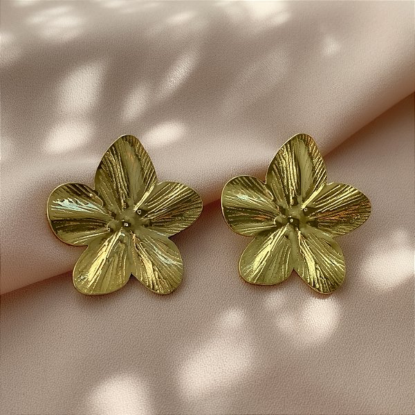 BRINCO FLOR RISCADO DELICADO DOURADO AÇO 316L⭐️