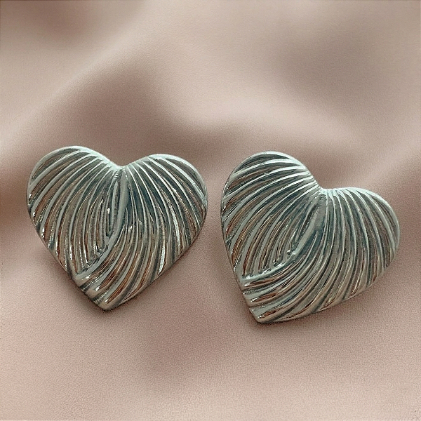 BRINCO CORAÇÃO G RISCADO DESENHADO AÇO 316L⭐️