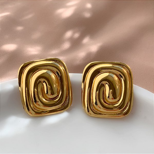 BRINCO QUADRADO ONDULADO DOURADO AÇO 316L⭐️