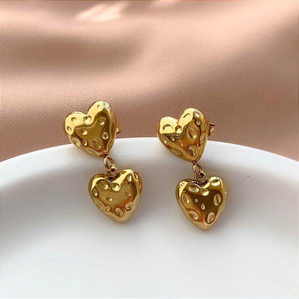 BRINCO CORAÇÕES BOLEADOS TEXTURIZADOS DOURADO AÇO 316L⭐️