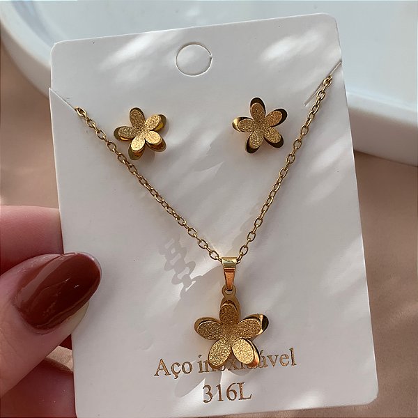 COLAR E BRINCO KIT FLORZINHA TEXTURIZADA DOURADO AÇO 316L⭐️