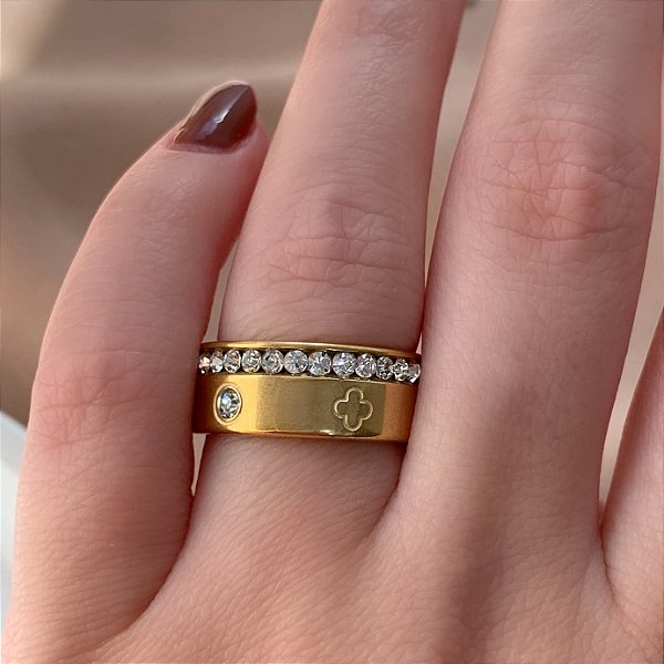 ANEL ALIANÇA GROSSA FILHEIRA DE ZIRCÔNIAS E TREVOS DOURADO AÇO 316L⭐️