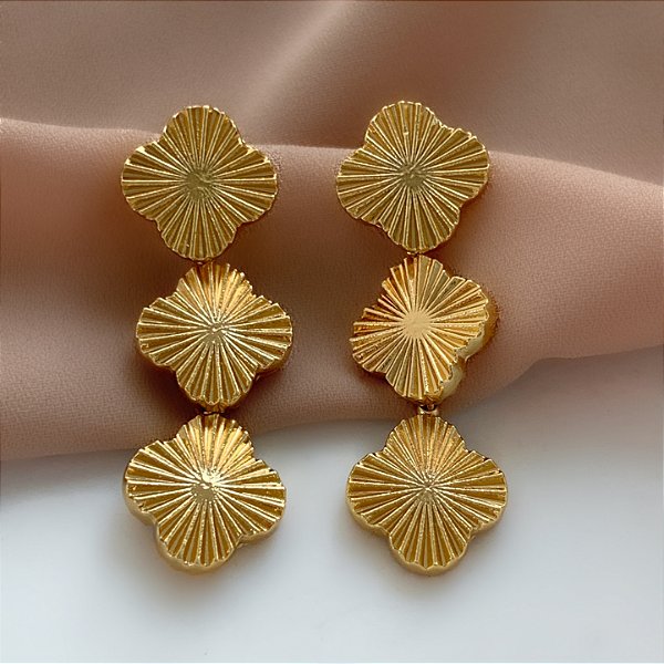BRINCO 3 TREVOS TEXTURIZADOS DOURADO AÇO 316L⭐️