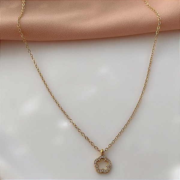 COLAR PINGENTE FORMATO MINI FLOR VAZADA BORDA ZIRCÔNIAS DOURADO AÇO 316L⭐️