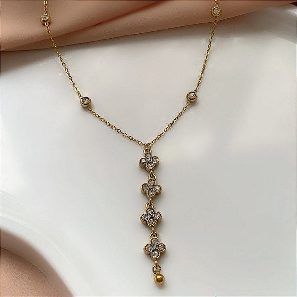 COLAR GRAVATINHA TREVO PEDRAS ZIRCÔNIAS DOURADO AÇO 316L⭐️