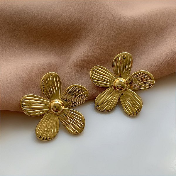 BRINCO FLOR DELICADA PÉTALAS RISCADAS DOURADO AÇO 316L⭐️