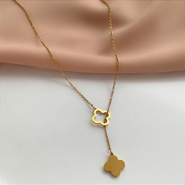 COLAR GRAVATINHA TREVOS TRANSPASSADOS DOURADO AÇO 316L⭐️