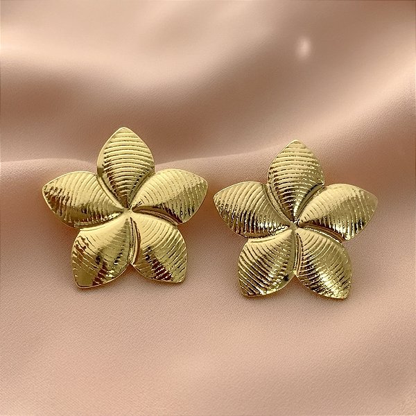 BRINCO FLOR RISCADA DOURADO AÇO 316L⭐️