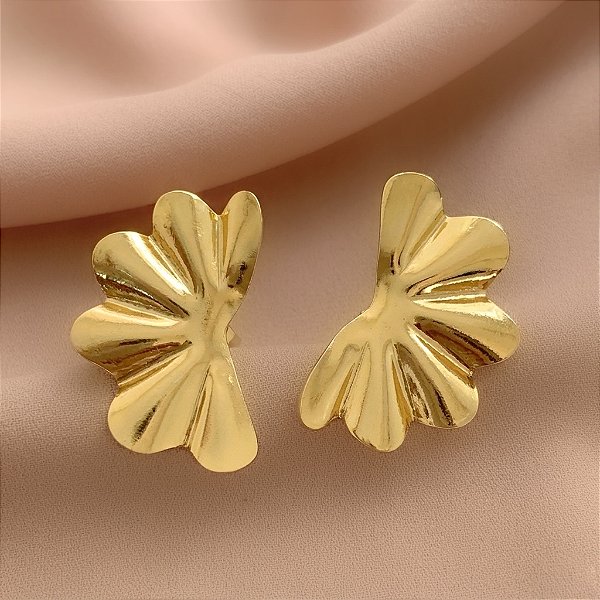 BRINCO MEIA FLOR LATERAL DOURADO AÇO 316L⭐️