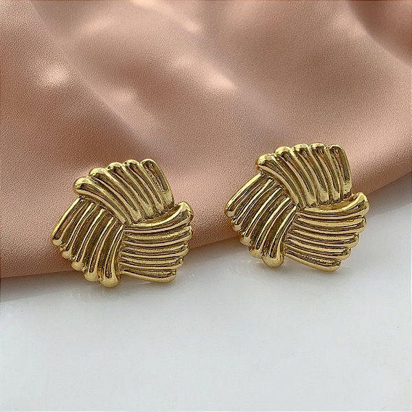 BRINCO TRIÂNGULO RELEVO DOURADO AÇO 316L⭐️