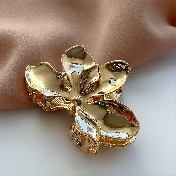 PRESILHA DE METAL FLOR HIBISCO LATERAL DOURADO BIJU