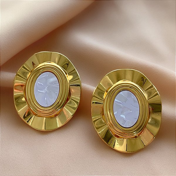 BRINCO OVAL ONDULADO MADREPÉROLA DOURADO AÇO 316L⭐️