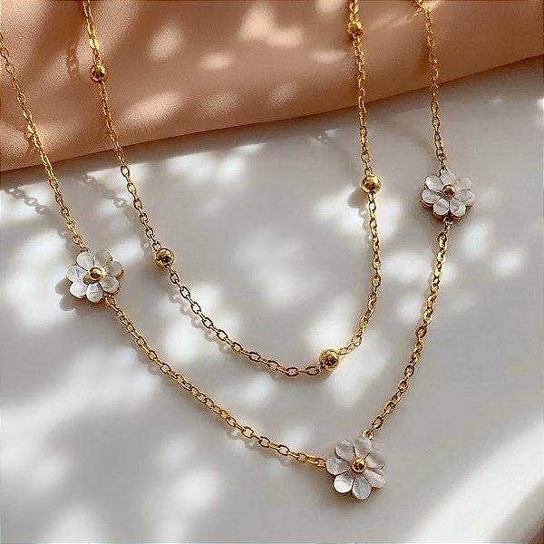 COLAR DUPLO BOLINHAS E MARGARIDAS MADREPÉROLA DOURADO AÇO 316L⭐️