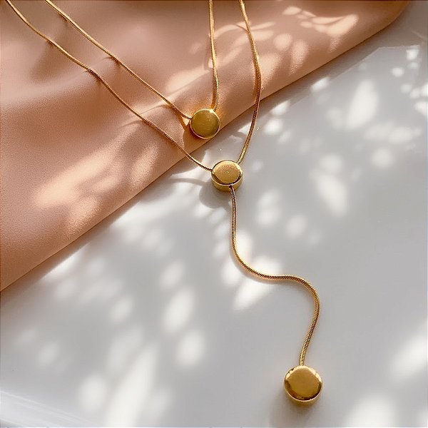 COLAR DUPLO ESTILO GRAVATINHA BOLINHA ACHATADA DOURADO AÇO 316L⭐️