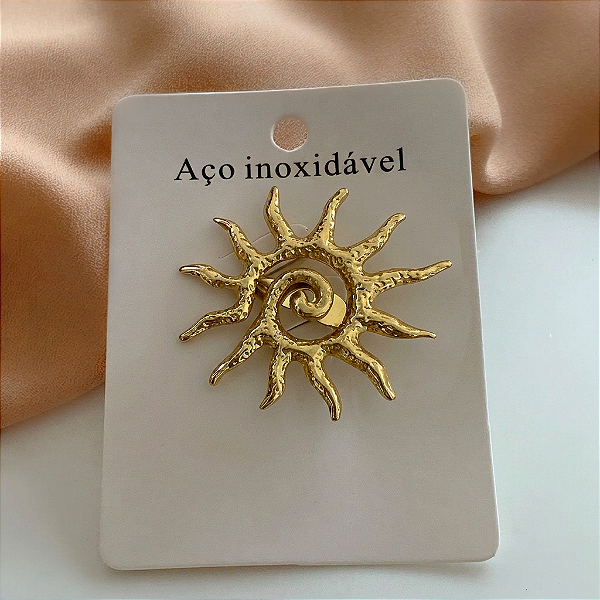 BROCHE SOL TEXTURIZADO DOURADO AÇO 316L⭐️