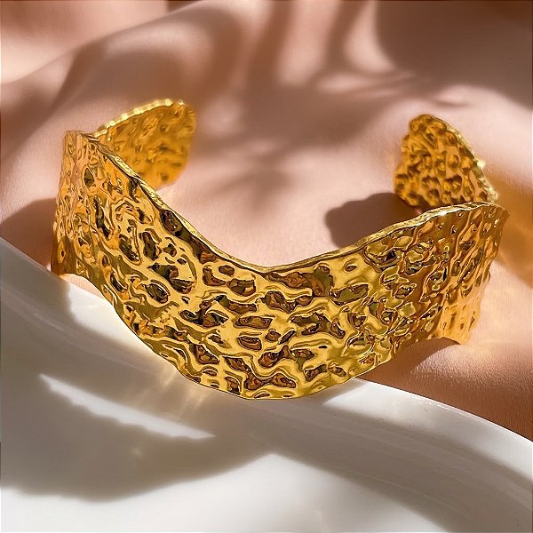 PULSEIRA/BRACELETE FIO ONDULAOD MARTELADO DOURADO AÇO 316L⭐️