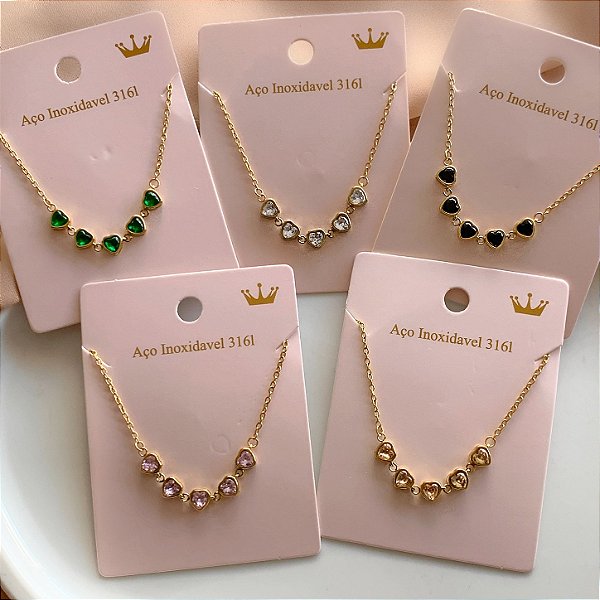 COLAR MINI CORAÇÕES ZIRCÔNIAS COLOR DOURADO AÇO 316L PREMIUM⭐️