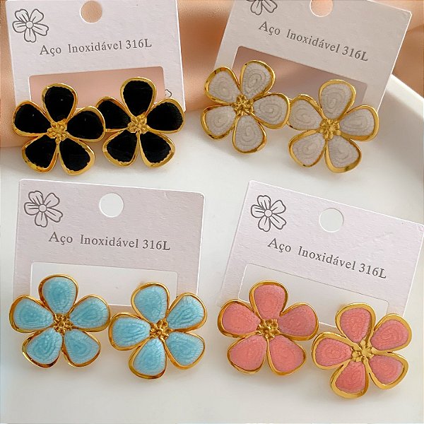 BRINCO FLOR DELICADA ESMALTADO DOURADO AÇO 316L⭐️(GRUPO 1)