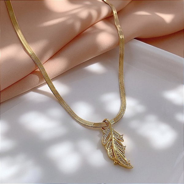 COLAR FITA PINGENTE PENA COM ZIRCÔNIAS DOURADO AÇO 316L⭐️