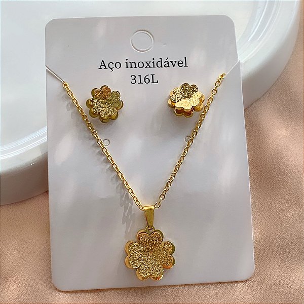 COLAR E BRINCO FLOR HIBISCO DUPLO TEXTURIZADO DOURADO AÇO 316L⭐️