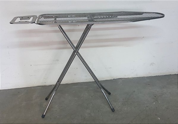 Mesa de passar roupa de metal